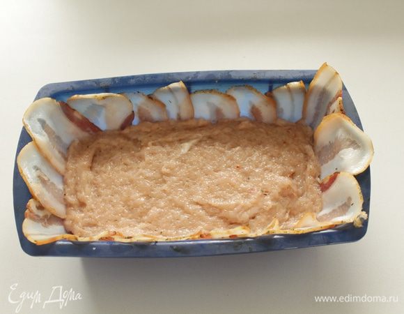 Выложить часть фарша.