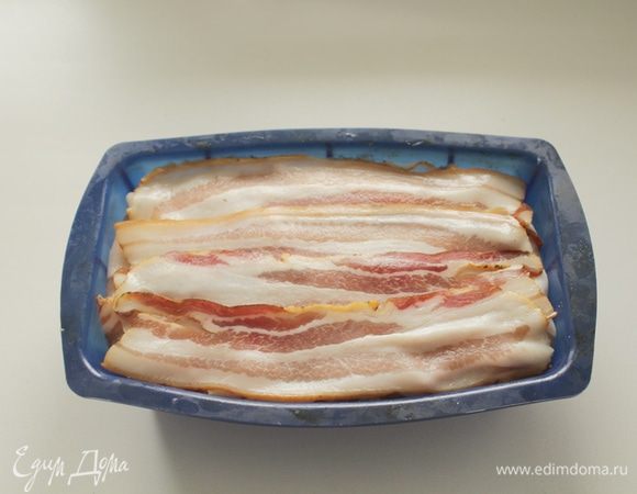 Закрыть грудинкой, отправить в разогретую духовку на 1 час, сверху закрыть фольгой.