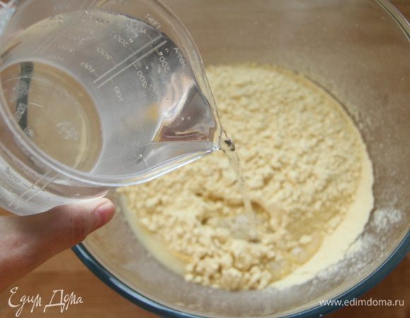 Добавить холодную воду, перемешать.