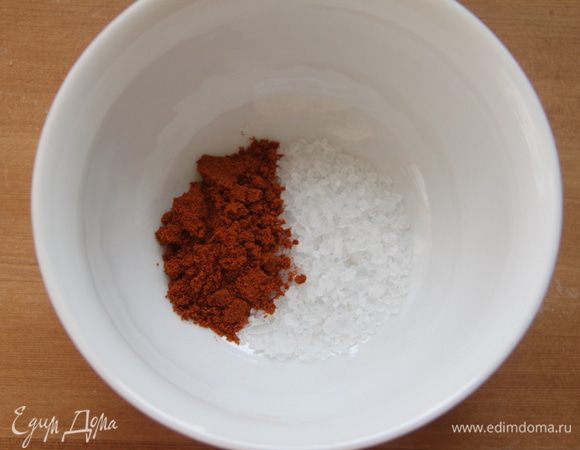 Отмерить соль и красный молотый жгучий перец. В некоторых рецептах встречается чёрный молотый перец, а также розмарин и тимьян...