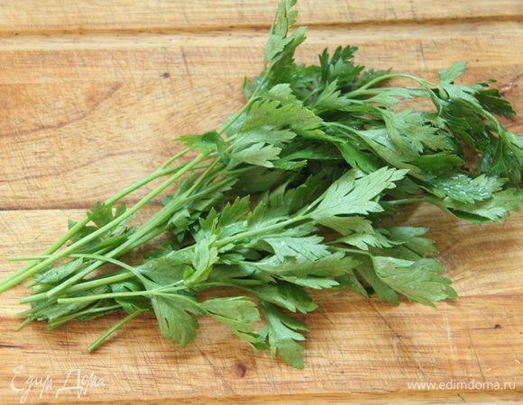 Небольшой пучок петрушки мелко порубить.