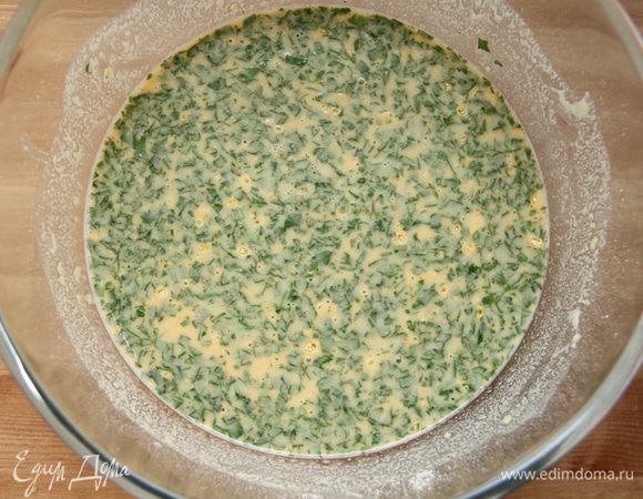 Соль, перец и петрушку добавить к жидкому тесту. Поставить массу в холодильник на полчаса.