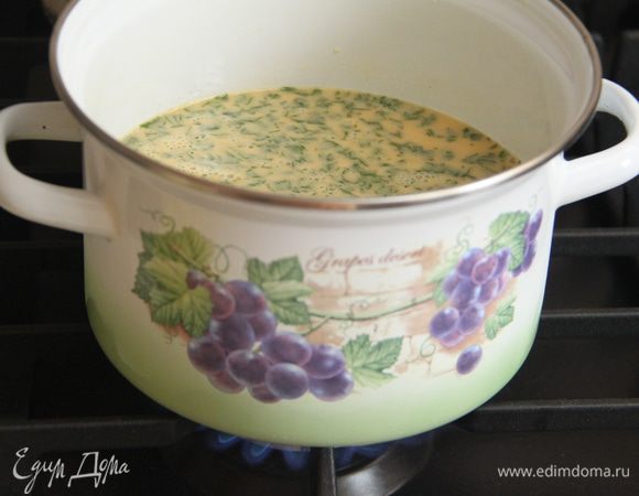 Тесто перелить в кастрюлю и поставить на сильный огонь. Довести до закипания и проварить 8-10 минут, помешивая.