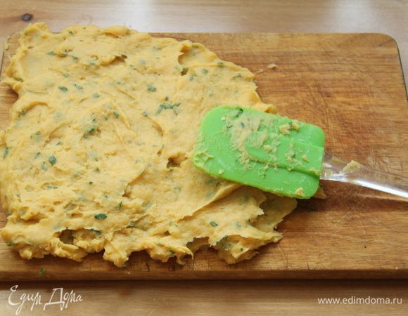 Теперь действовать нужно быстро: масса быстро застывает! Выложить массу на деревянную доску в виде пласта высотой 1,5-2 см, поверхность разровнять. Дать остыть.