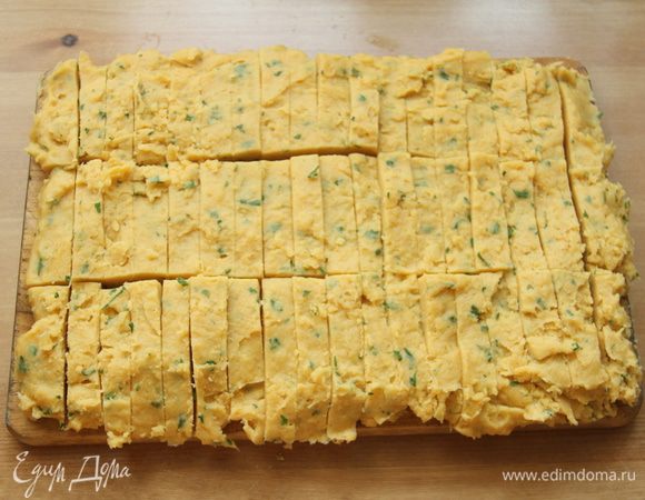 Минут через 10-15 нарезать пласт на брусочки 6-7 см длиной.