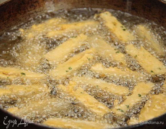 Растительное масло разогреть до 180-190*С. Опускать панелле небольшими партиями и обжаривать 3-4 минуты до золотистой корочки.