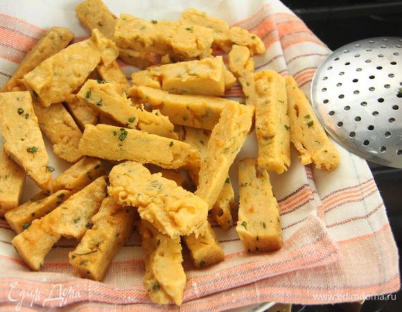 Обжаренные панелле выкладывать на полотенце, чтоб удалить лишний жир.