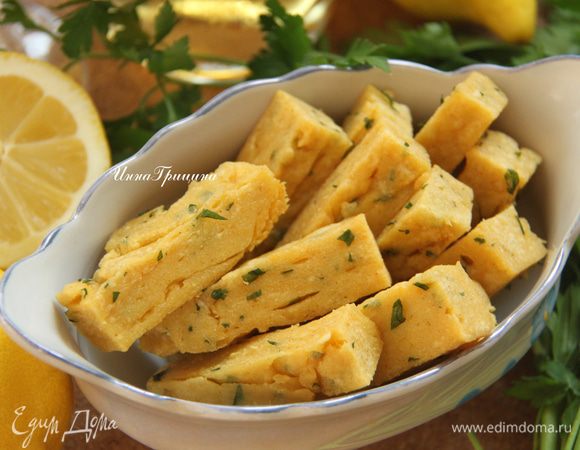 Подавать панелле горячими, поливая лимонным соком. По вкусу эти гороховые оладьи мне напомнили горячий картофель по-деревенски из МакДональдса)))
Хотя знатоки не рекомендуют есть панелле разогретыми, я попробовала и таким макаром, потому что порция оказалась большой. Не менее вкусно, но всё же лучше - горячими, свежеобжаренными! Присоединяйтесь, друзья!