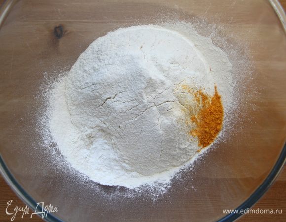 Муку просеять, добавить разрыхлитель, цедру апельсина (у меня сухая).