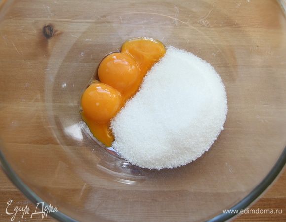 Яйца разделить на белки и желтки. Желтки растереть с оставшимся сахаром добела.