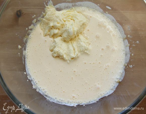 Добавить масляную смесь.