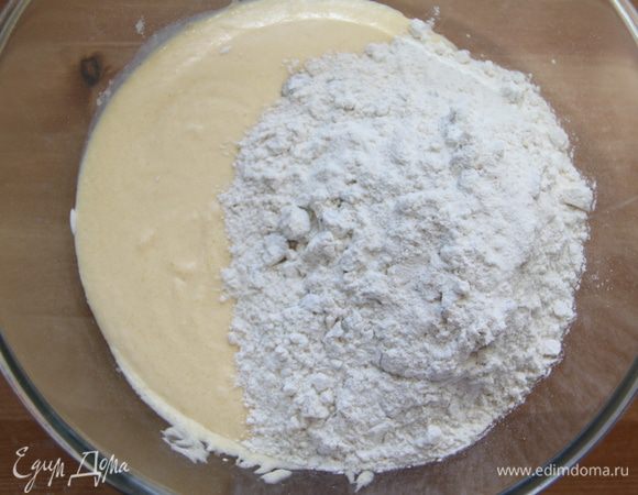 Соединить жидкую смесь с мукой.