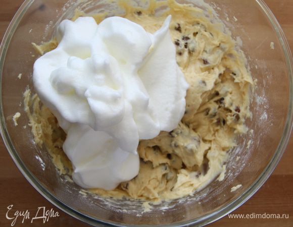 Белки взбить с лимонным соком до устойчивых пиков. Движениями сверху вниз спатулой аккуратно перемешать взбитые белки с тестом до однородного состояния.