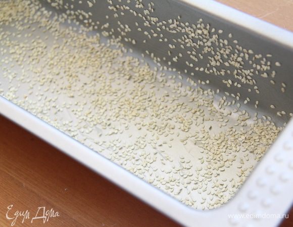 Форму для кекса (в оригинале была круглая с отверстием, у меня прямоугольная, кирпичиком) слегка смазать сливочным маслом, обсыпать кунжутом.