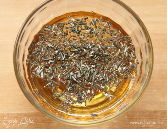 Иголочки свежего розмарина нарезать и замочить в тёплом яблочном соке (я брала детский осветлённый без сахара).  