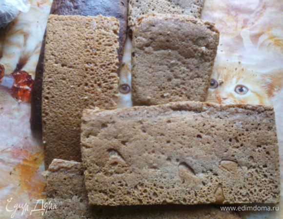 Сначала приготовим сухари.
Для этого обрежем корочку. Корочку и мякиш порезать на полосы.