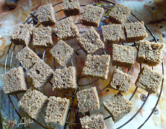 Все порезать кубиками и выложить на противень. Сушить в духовке при 200 градусах 25- 30 минут до зажаристого цвета. Чем зажаристее сухарики получатся, тем лучше.