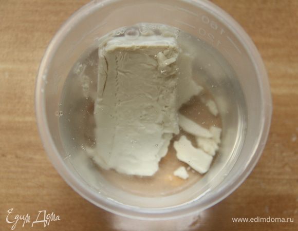 Дрожжи растворить в тёплой воде.