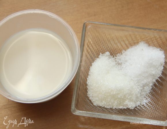 В дрожжевой смеси растворить сахар и соль.