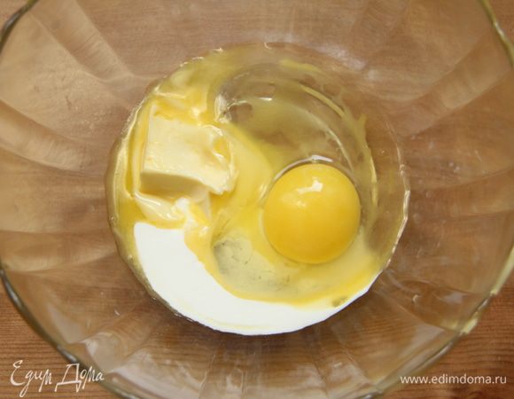 Масло растопить в микроволновке. Яйцо слегка взбить вилкой со сливками и тёплым (не горячим!) сливочным маслом.