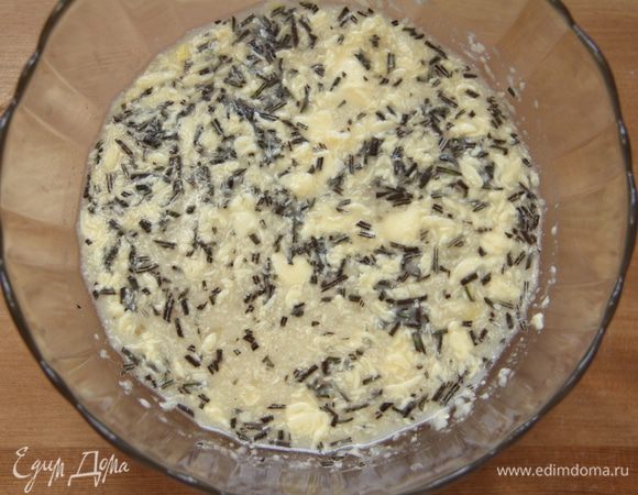 Соединить все жидкие смеси (яблочный сок с розмарином, дрожжи и яичную смесь).