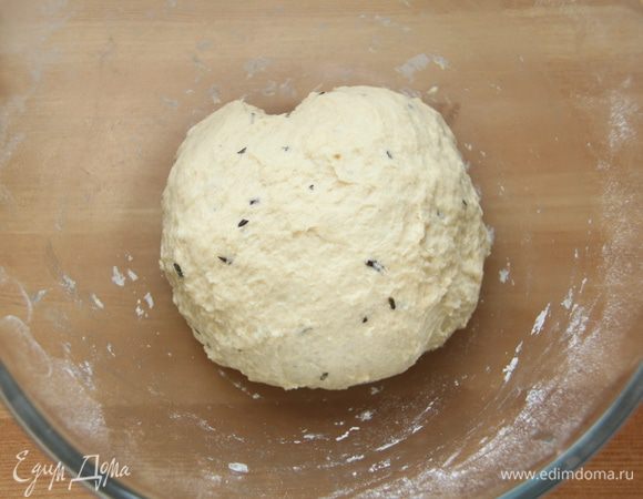 Добавить муку и замесить тесто. Оставить тесто в тёплом месте на подъём на 1 час.