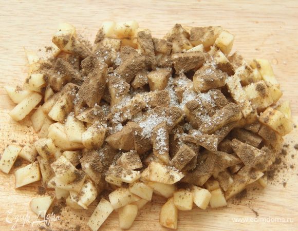 Яблоко очистить от кожуры, перегородок и семян, нарезать небольшими кусочками. Присыпать корицей и сахаром, перемешать.