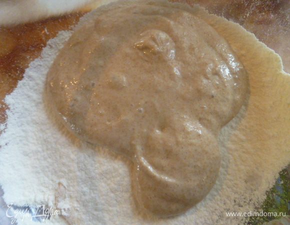 Итак, блины вы можете взять любые. Я же делаю на закваске. Закваску можно брать как ржаную, так и пшеничную. Но на пике активности.
Муки нам понадобится 170 грамм - это 1 полный с горкой 250 мл стакан муки.
Половину муки просеиваем, сверху кладем 100 грамм ( 4 столовые ложки) закваски. У меня ржаная.