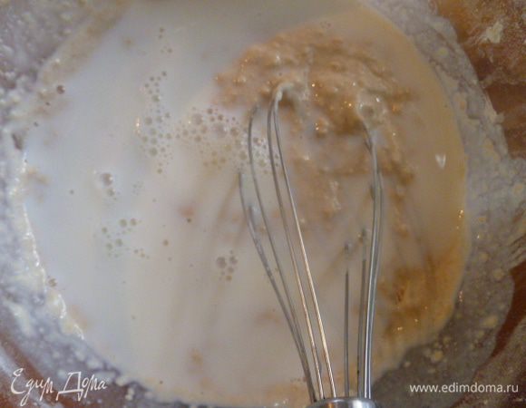 Затем понемногу вливаем холодное молоко, тщательно перемешивая, чтобы не было комочков.