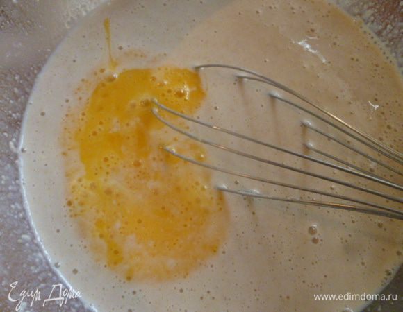 Добавляем 1 взбитое яйцо. Перемешиваем.