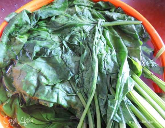 Шпинат зальем кипятком и оставим на 3-5 минут, затем откинем его на дуршлаг, чтоб стекла жидкость. Нарезаем его как можно мельче, отрезав жесткие черешки.