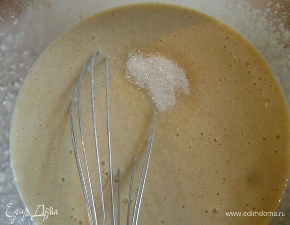 Сахар и 0.5 чайной ложки соли. Перемешиваем.