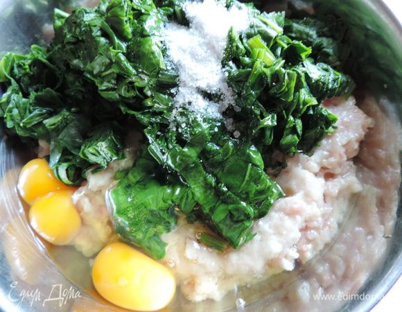 К полученному фаршу добавляем яйца (у меня одно оказалось с двойным желтком), тщательно перемешиваем до полной однородности. Затем добавляем мелконарезанный шпинат, перемешиваем. Солим, перчим по вкусу, добавляем любимые приправы (по желанию). Пришла очередь овсяных хлопьев, их желательно брать мелкого помола. Количество ориентировочное. Вам может понадобиться и меньше. Все зависит от густоты фарша. Слегка отбиваем фарш, побросав его в миску.
Если он получился жидковатым, а добавлять больше овсянки вы не хотите - поставьте его в холодильник на час. Он загустеет и станет удобным для работы.