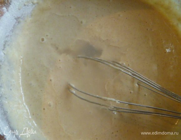 Добавляем холодную воду, размешиваем.