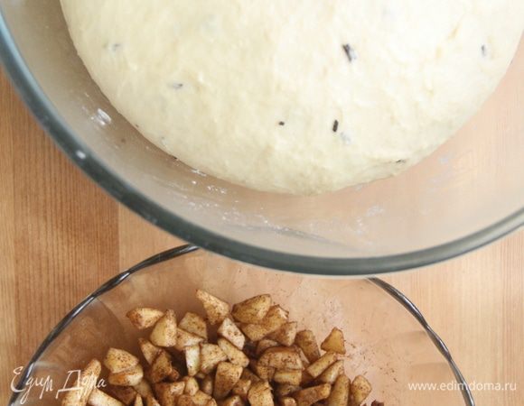 Тесто хорошо подошло, оно мягкое, эластичное...У меня даже закралась мысль остановиться на этом и не добавлять яблоки...Минутная слабость...Соединить яблоки и тесто, вымесить.