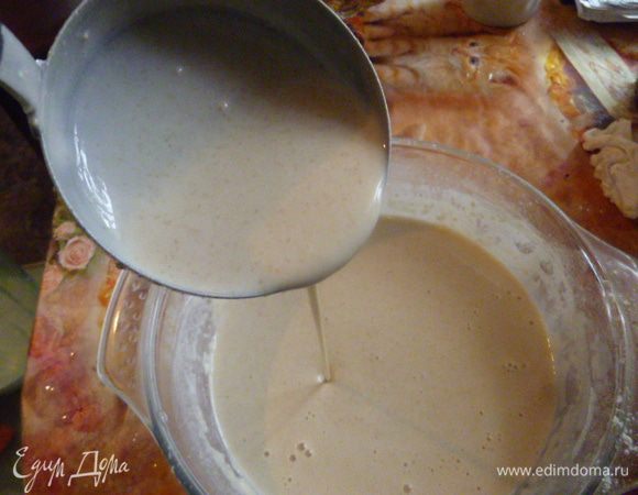 Получается жидкое, льющееся тесто.