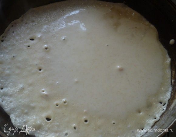 Жарим, как обычные блины. Каждый раз перед выпечкой тесто хорошо перемешиваем, чтобы оно было однородным.
Сковороду каждый раз смазываем кисточкой растительным маслом.
Жарить на среднем огне. Когда края начнут слегка приподниматься и слегка темнеть - значит пора переворачивать.