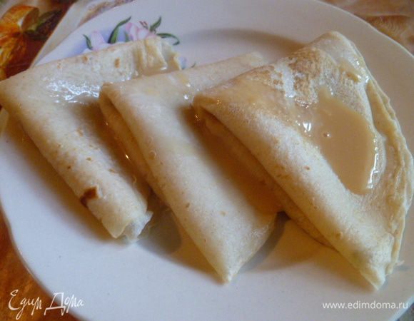 Часть блинов можно скушать просто так, а можно со сгущеночкой... Это очень вкусно.