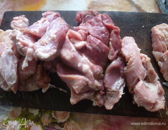 Займемся начинкой.
Мясо порезать, лук очистить.