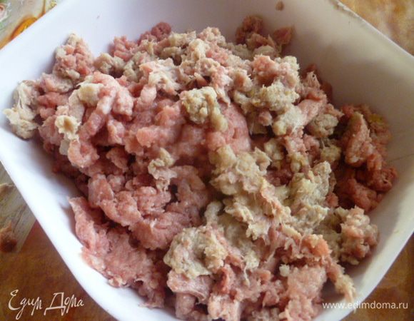 Все пропустить через мясорубку. Посолить по вкусу. По вкусу добавить ваши любимые специи....