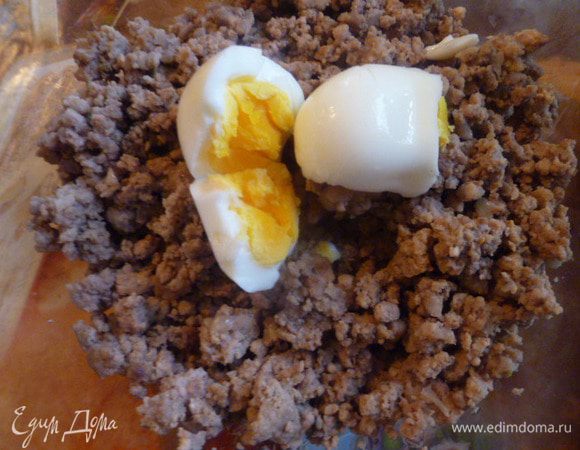 Фарш обжарить на растительном масле до готовности. Добавить 1 вареное яйцо.