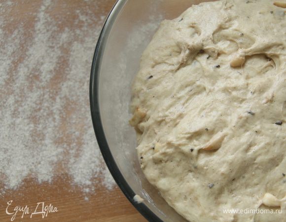 Дать тесту постоять ещё 1 час. Стол присыпать ржаной мукой грубого помола, с помощью скребка выложить тесто на стол.