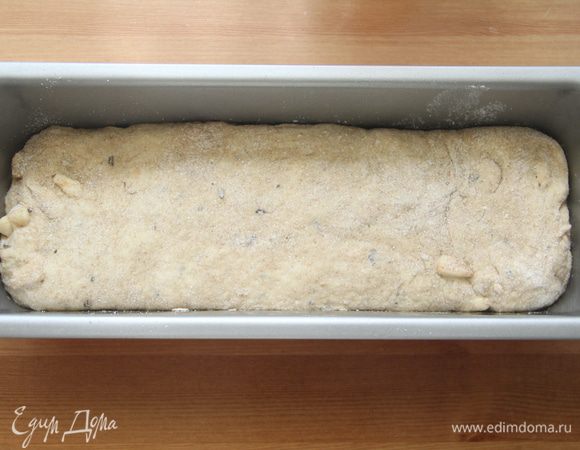 Тесто сформировать в пласт, завернуть рулетом, обсыпать со всех сторон ржаной мукой, выложить в форму, слегка смазанную маслом (у меня 2-литровая форма). Оставить на расстойку минут на 45.