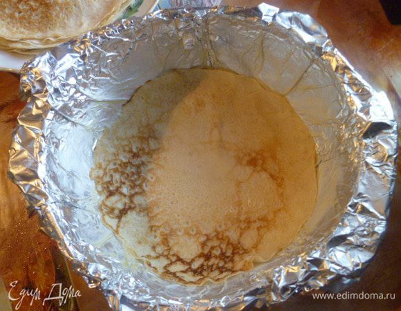 Берем жаропрочную форму по диаметру блина, застилаем фольгой, смазываем сливочным маслом. На дно кладем блин.