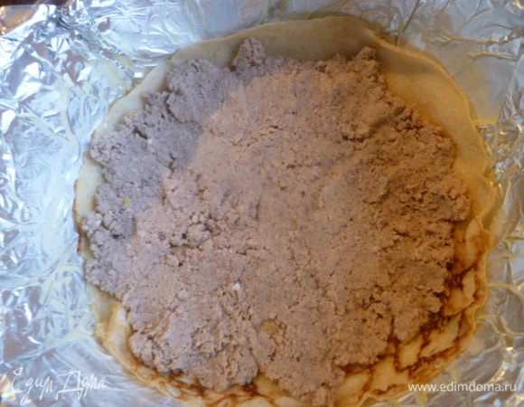 Сверху равномерно распределяем мясную начинку.