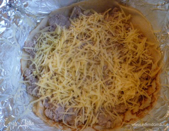 Посыпаем сыром.