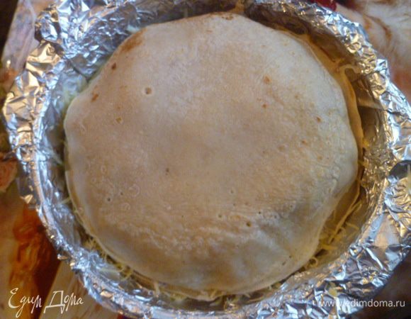 Затем сверху блин - начинка - сыр - блин... Таким образом собираем пирог. У меня на такое количество фарша ушло 8 блинов.