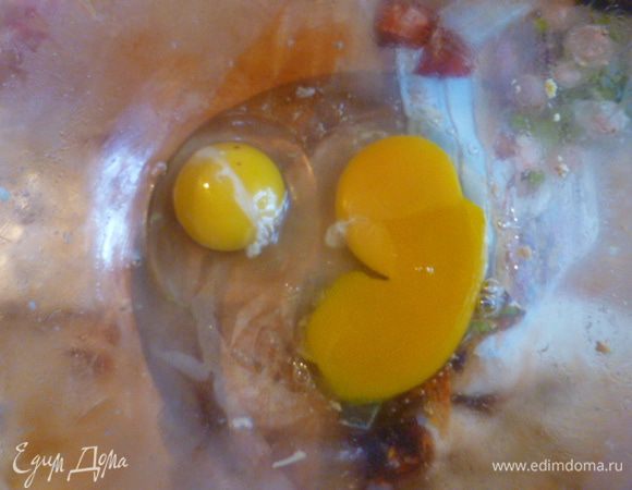 Теперь нам нужна заливка. Берем 2 сырых яйца.