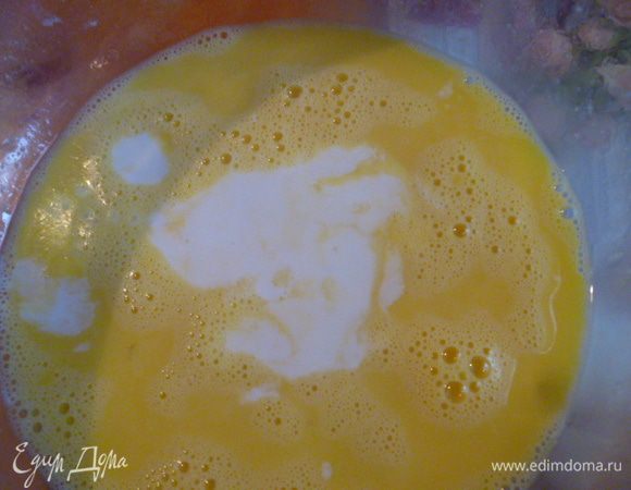 Добавляем жирные сливки и перемешиваем.