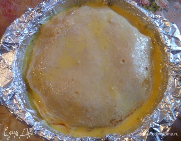 Заливаем наш пирог сверху и по бокам яичной заливкой.